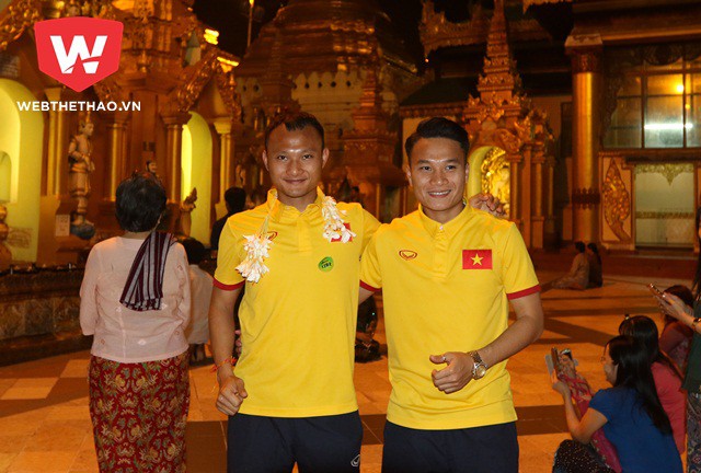 Các tuyển thủ ĐTVN không quên làm dáng trước danh lam nổi tiếng tại Yangon.
