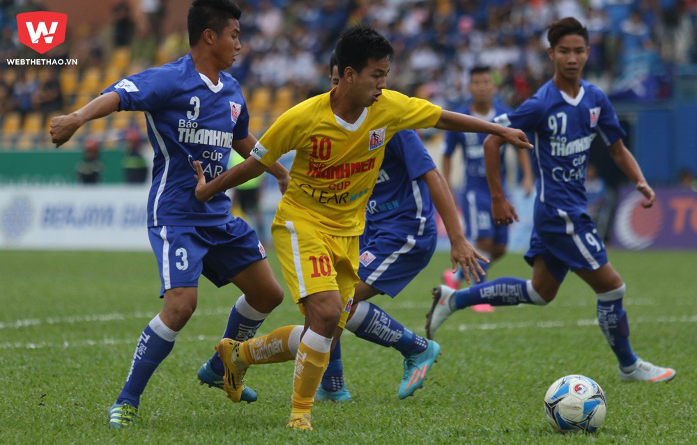 Hà Nội T&T (vàng) giành chiến thắng từ những sai lầm nơi hàng thủ U.21 T.Quảng Ninh.