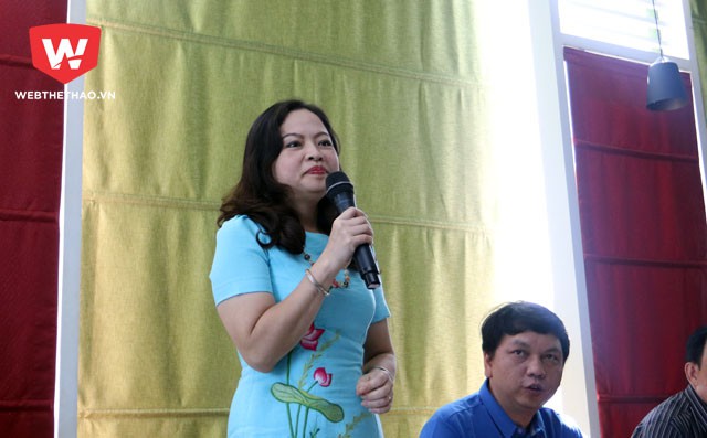 Đại sứ Luận Thùy Dương hỏi thăm, động viên ĐTVN.
