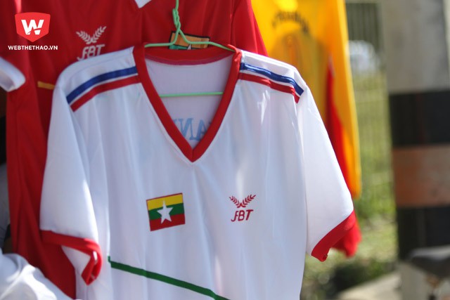 Áo nhái của ĐT Myanmar được bày bán công khai trước cổng sân Thuwunna.