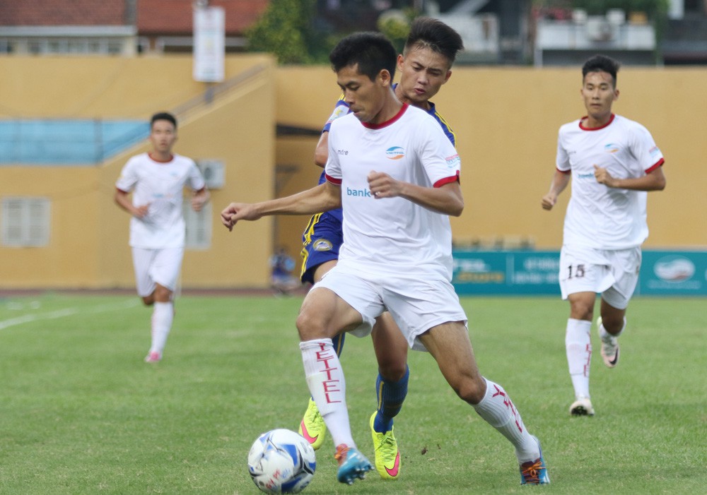 Trương Văn Thiết (áo trắng) bị cấm thi đấu 4 trận tiếp theo sau pha đánh nguội với Quang Nam của Phú Yên. 