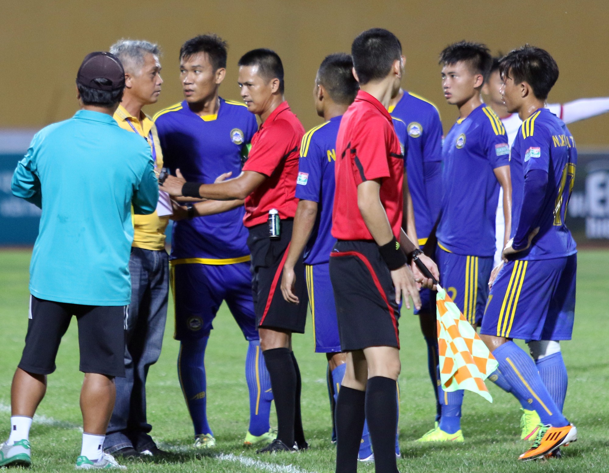 Cầu thủ và BHL CLB Phú Yên phản ứng với quyết định của trọng tài Hữu Tuấn.