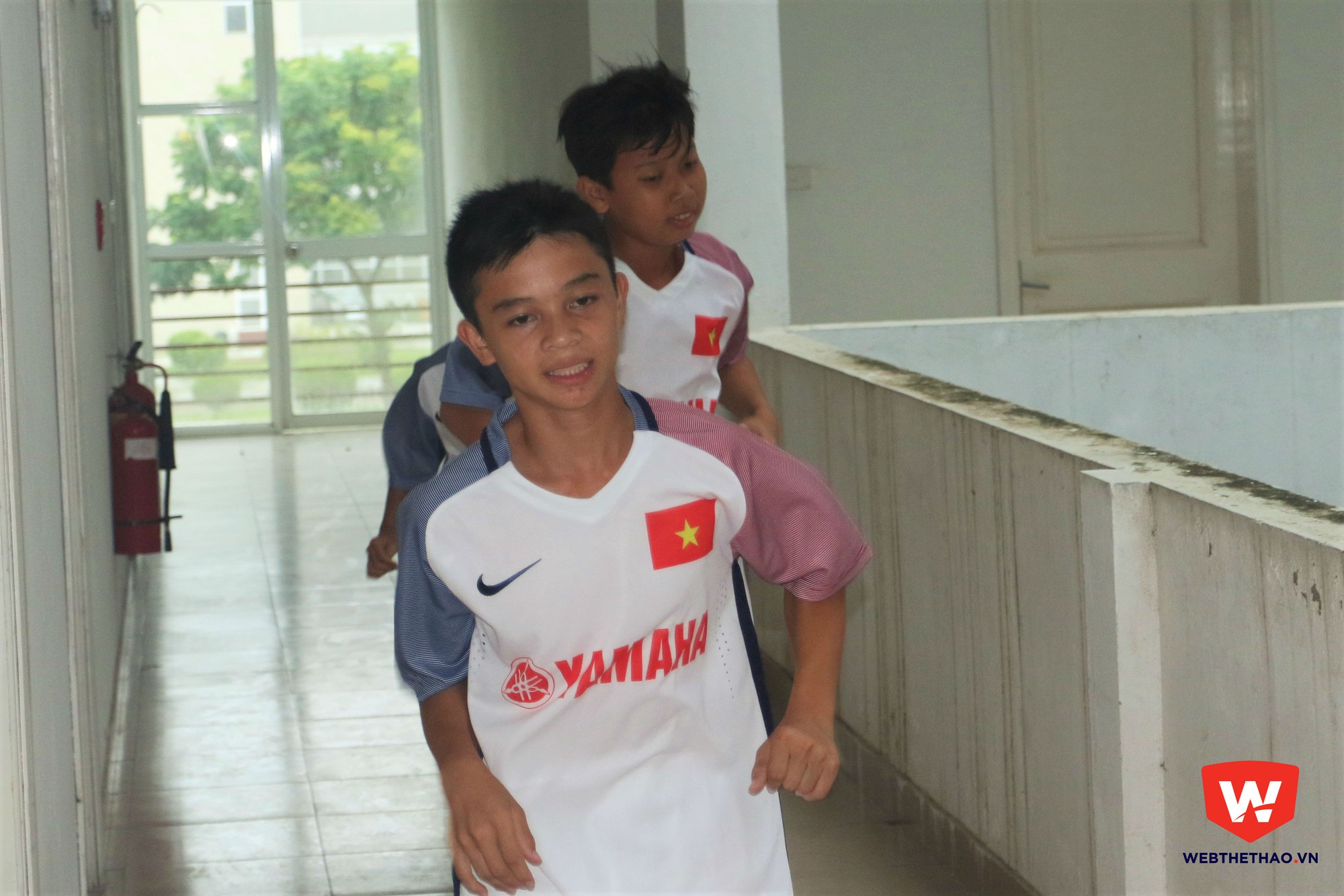HLV Nguyễn Thành Công yêu cầu toàn đội vận động để thoát sức ì sau một buổi sáng để các học trò xả hơi.