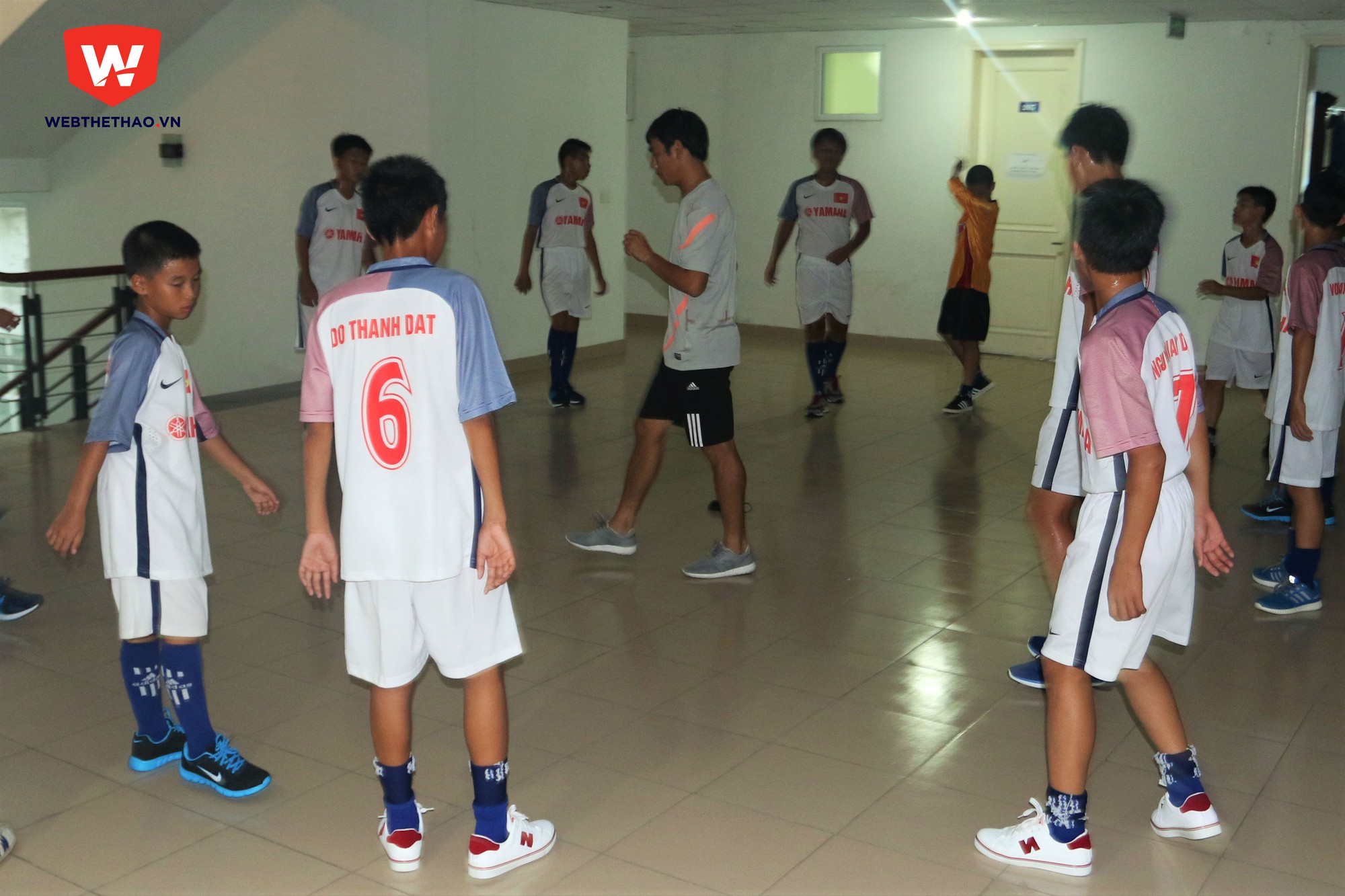 Sau bài chạy, HLV Huy Hoàng cho các học trò vận động tại chỗ.
