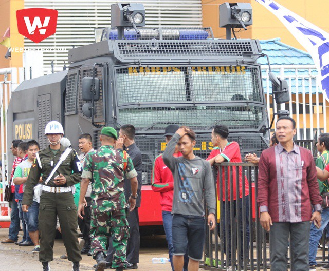 Cảnh sát Indonesia phong tỏa cách sân trong phạm vi 3 km