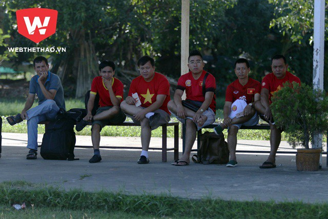 Buổi tập còn có sự theo dõi của hơn 10 CĐV từ Việt Nam sang theo dõi và cổ vũ toàn đội tại AFF Cup 2016.