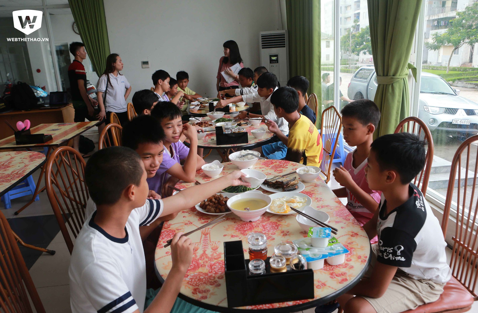 Sau khi ổn định nơi ăn chốn ở, các VĐV nhí được bố trí ăn trưa tại nhà ăn của trung tâm đào tạo VĐV cấp cao Hà Nội.