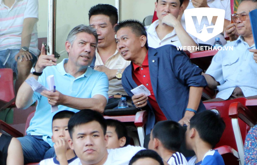Tân GĐKT VFF Jürgen Gede cùng HLV trưởng U.19 VN Hoàng Anh Tuấn cũng góp mặt và theo dõi trận đấu.