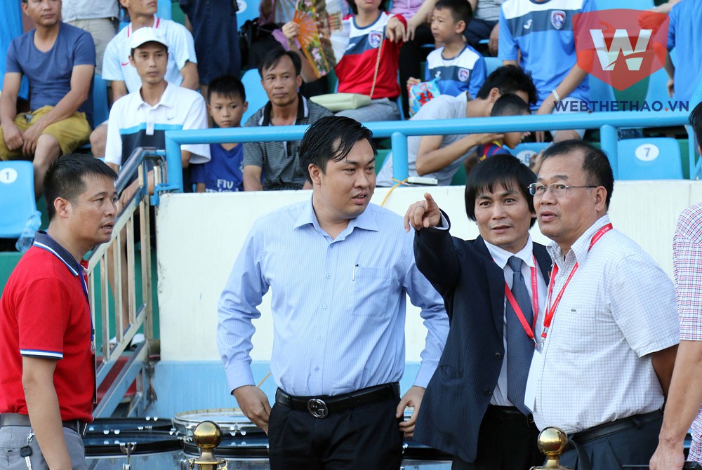 Ông Cao Văn Chóng có mặt trên sân Cẩm Phả theo dõi trận đấu.
