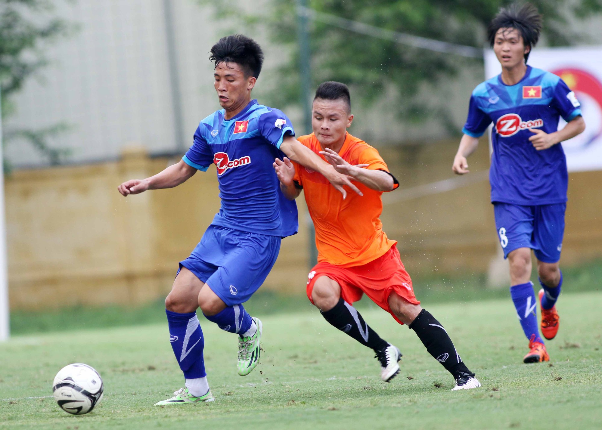 U19 Việt Nam (cam) rất khát khao thể hiện khả năng trước đàn anh. Ảnh: Tuấn Tú.