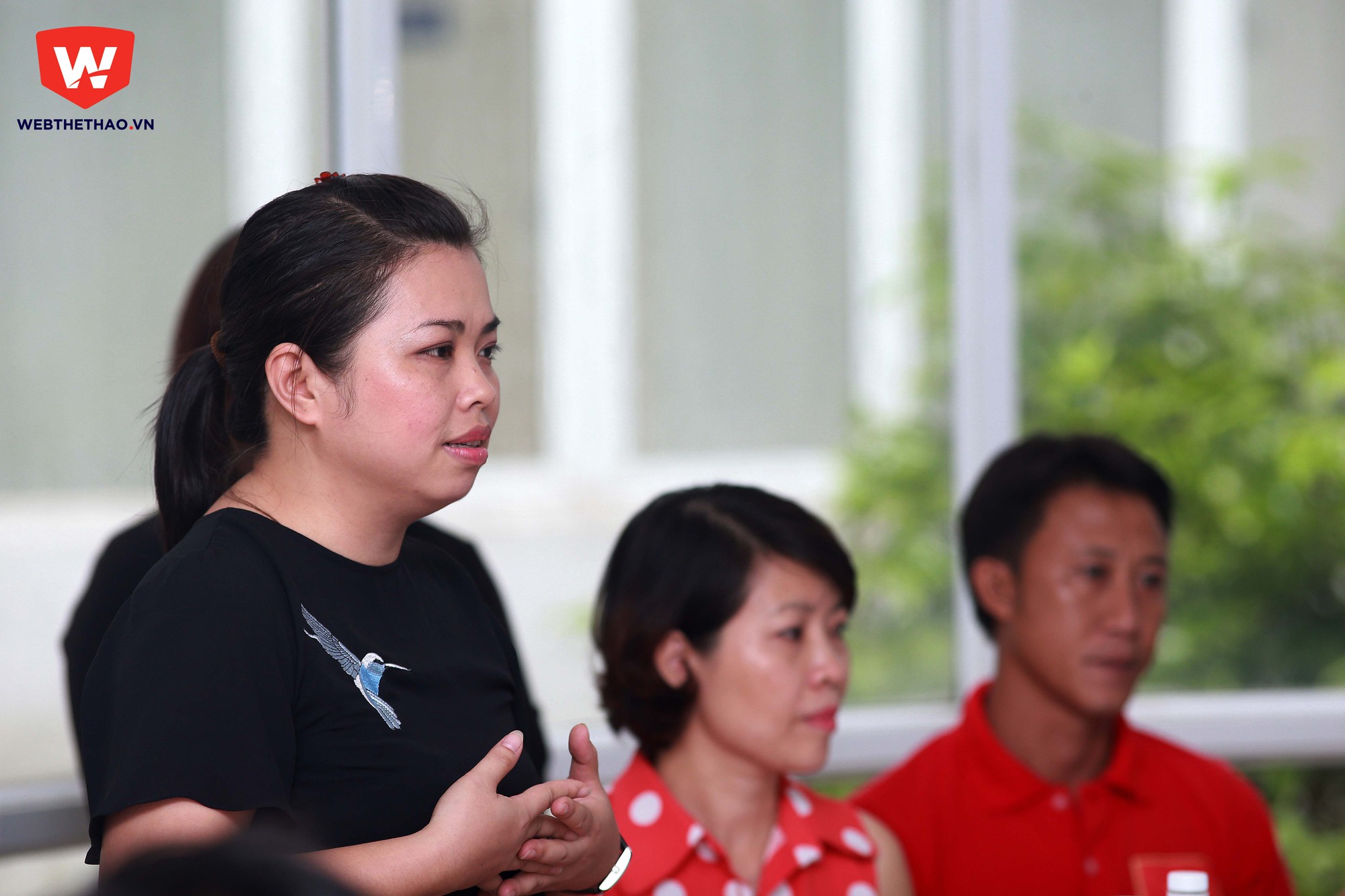 Bà Nguyễn Thu Hường, Phó TGĐ Công ty Cổ phần Thể thao 24h mong muốn các cầu thủ có sự chuẩn bị tốt nhất và gặt hái nhiều bài học từ chuyến đi. Ảnh: Hải Đăng.