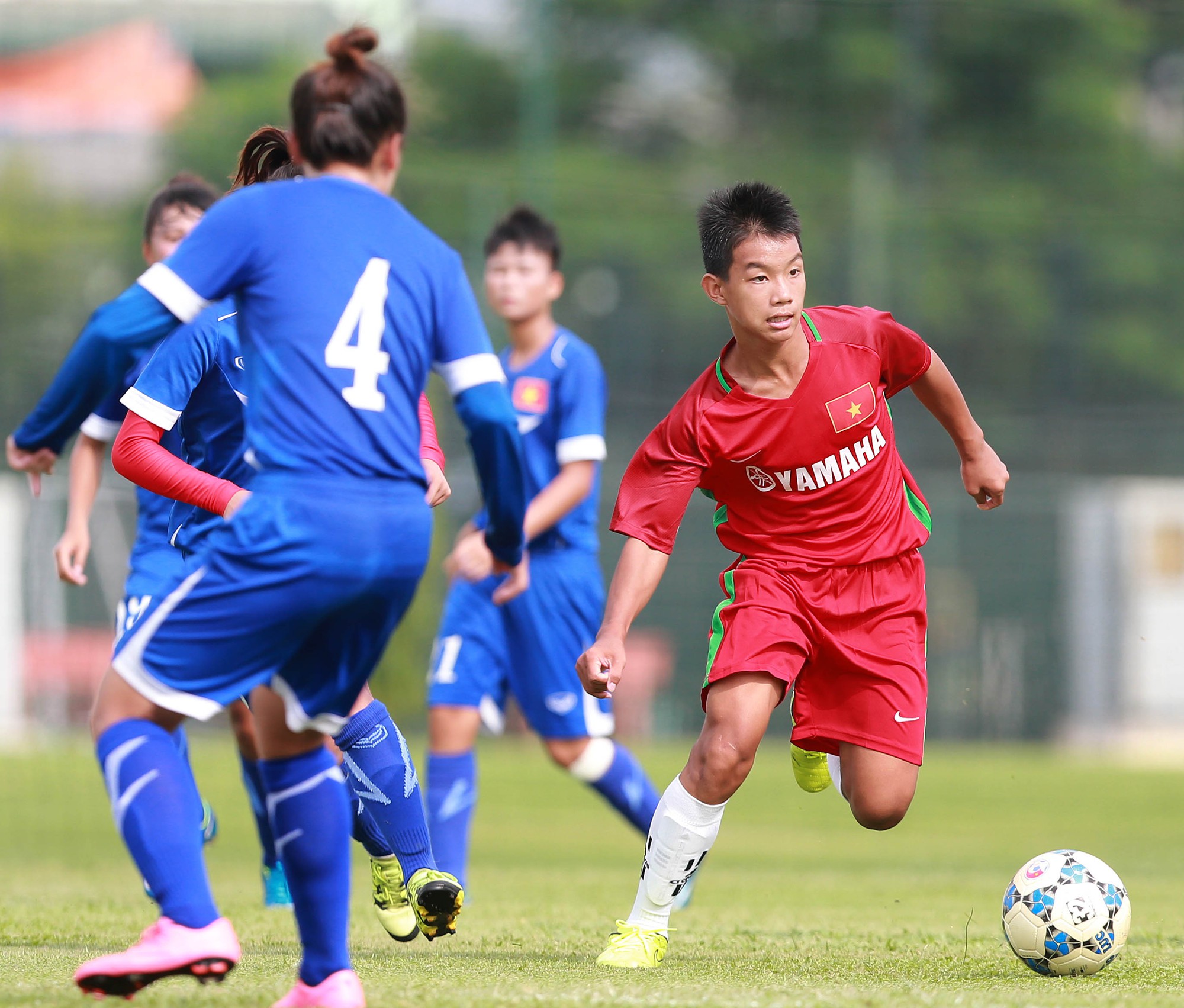 Cầu thủ người TP.HCM cũng gây không ít khó dễ cho U.16 nữ Việt Nam trong tình huống hiếm hoi dâng cao.