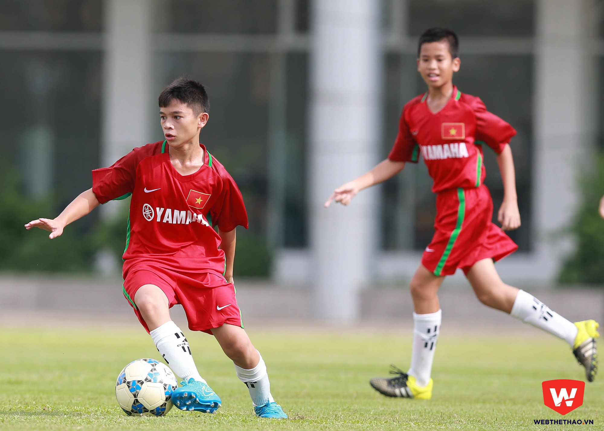 Tiền đạo nhỏ con Phạm Đức Sơn cũng nổi bật nhờ khả năng kỹ thuật khi chơi bên cạnh Quốc Vinh có thể hình cao to.