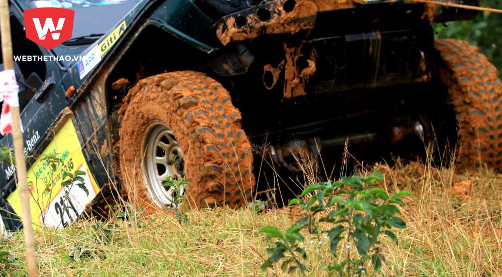 những chiếc lốp chuyên dùng này có nhiều đường gân nổi, gồ ghề hơn nhằm tăng độ bám bề mặt, tránh cho xe bị trơn trượt ở những khi vực bùn lầy.