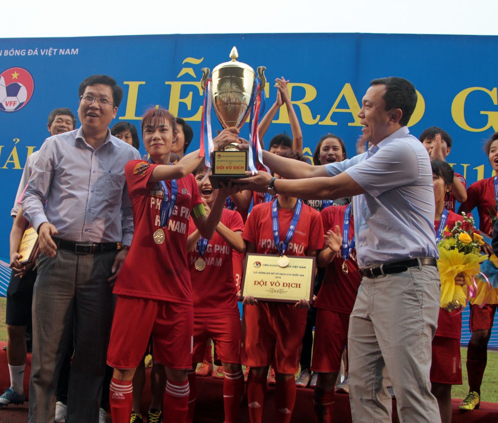 Phó chủ tịch thường trực VFF trao cúp vô địch cho đội U19 nữ PP.Hà Nam
