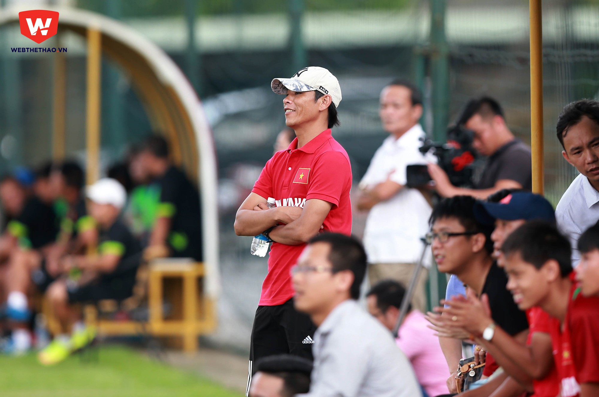 Người đồng nhiệm Nguyễn Huy Hoàng cũng không giấu nụ cười tươi khi chứng kiến những cầu thủ nhí U.13 Bóng đá học đường Yamaha thi đấu.