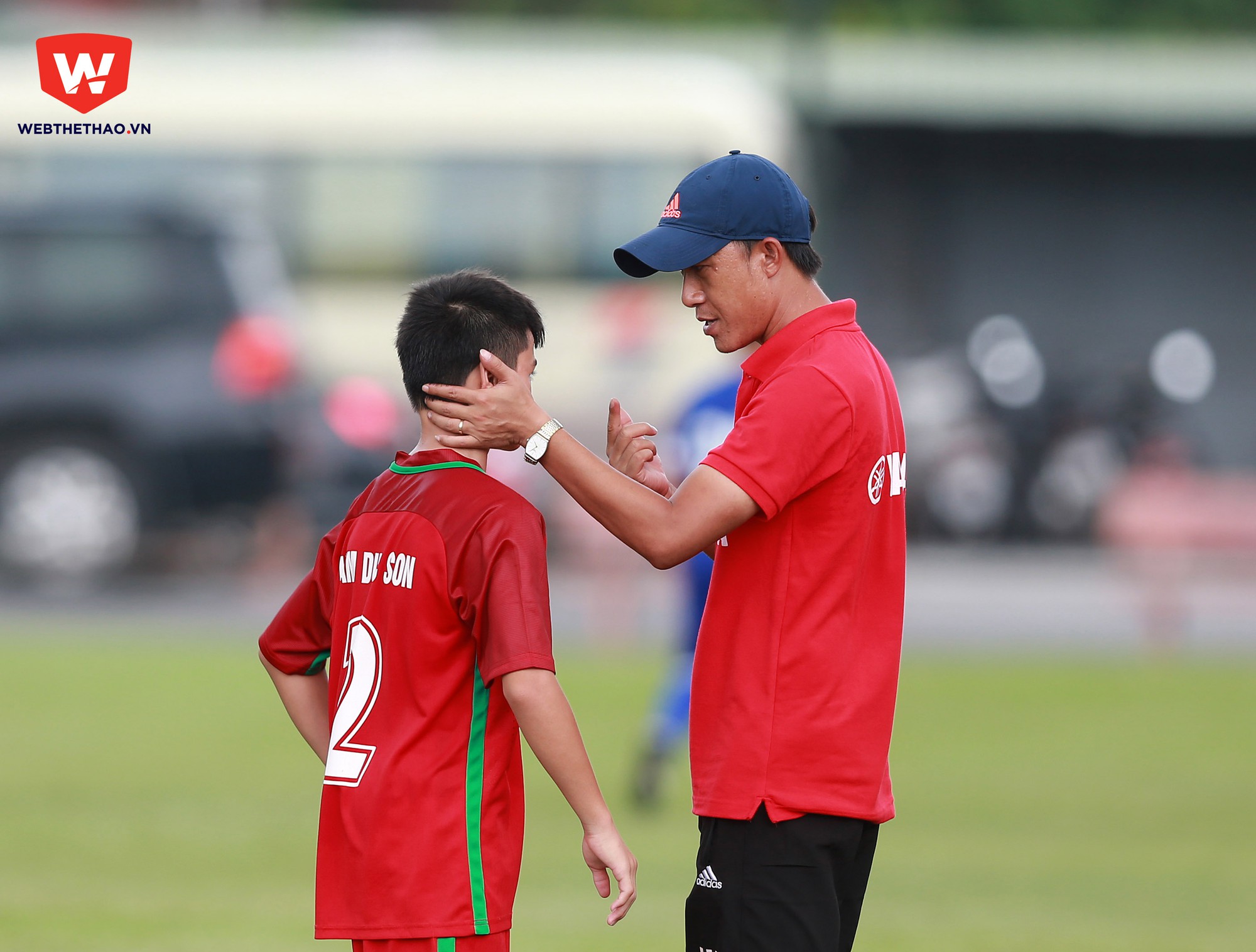 HLV Thành Công nhắc nhở học trò trước trận đấu.