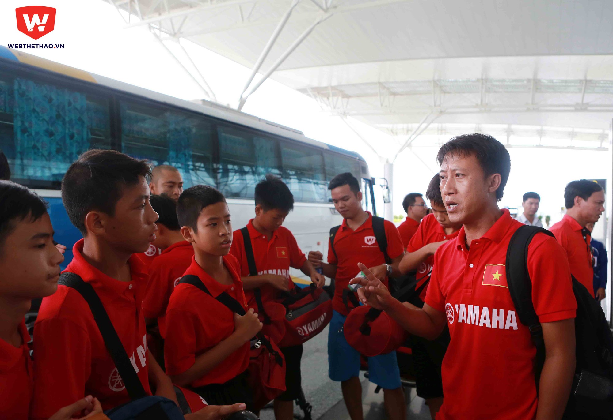 HLV Nguyễn Thành Công điểm danh khi toàn đội tới sân bay. Đây là hoạt động diễn ra khá thường xuyên trong suốt quá trình tập huấn vừa qua.