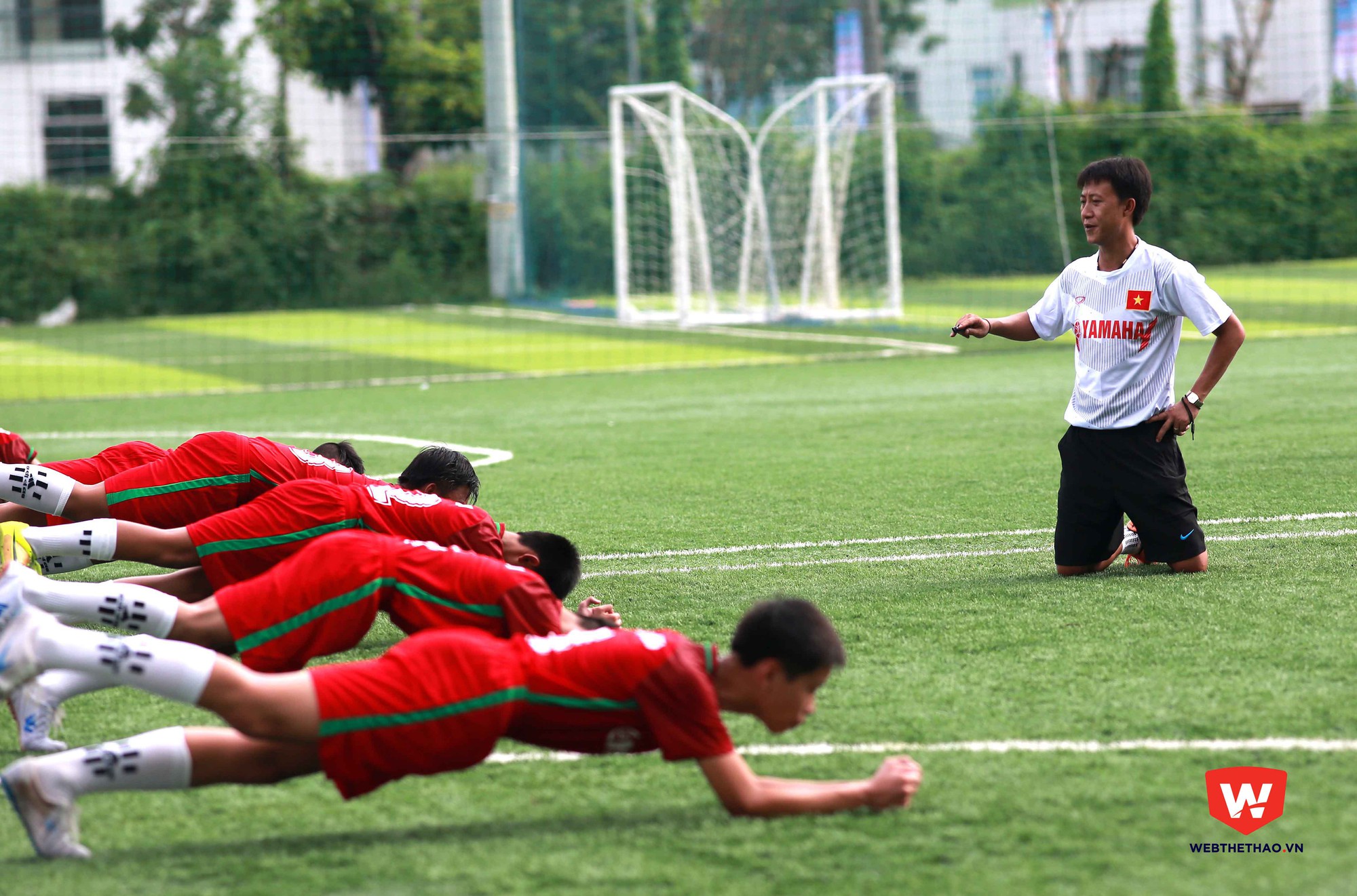 HLV Nguyễn Thành Công hướng dẫn các học trò thực hiện bài tập tăng cơ bắp.