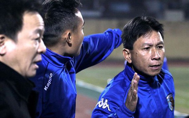 Trợ lý HLV Văn Sỹ Sơn bị đình chỉ làm nhiệm vụ tới 4 trận tại các giải bóng đá chuyên nghiệp Việt Nam.