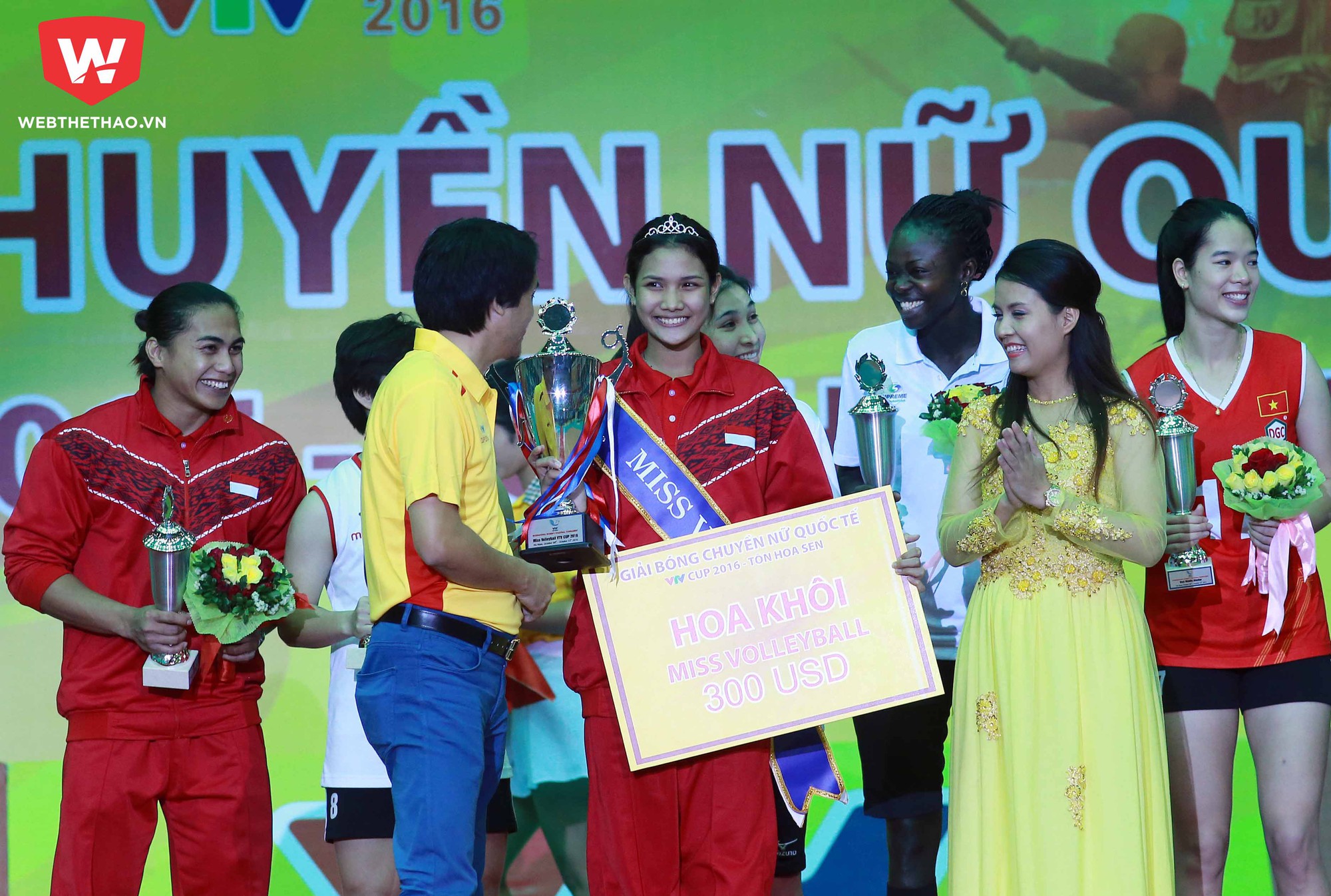 Susikawati nhận vương miện và số tiền tưởng 300 USD cho danh hiệu Miss VTV 2016. Ảnh: Hải Đăng.