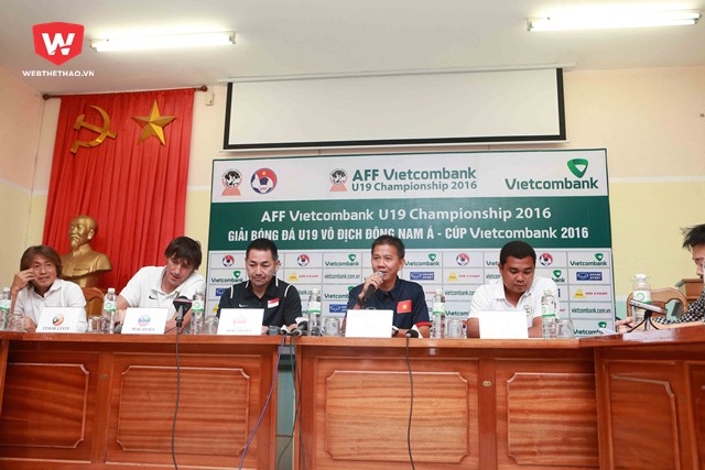 HLV Hoàng Anh Tuấn trả lời tại buổi họp báo trước giải U.19 Đông Nam Á 2016.