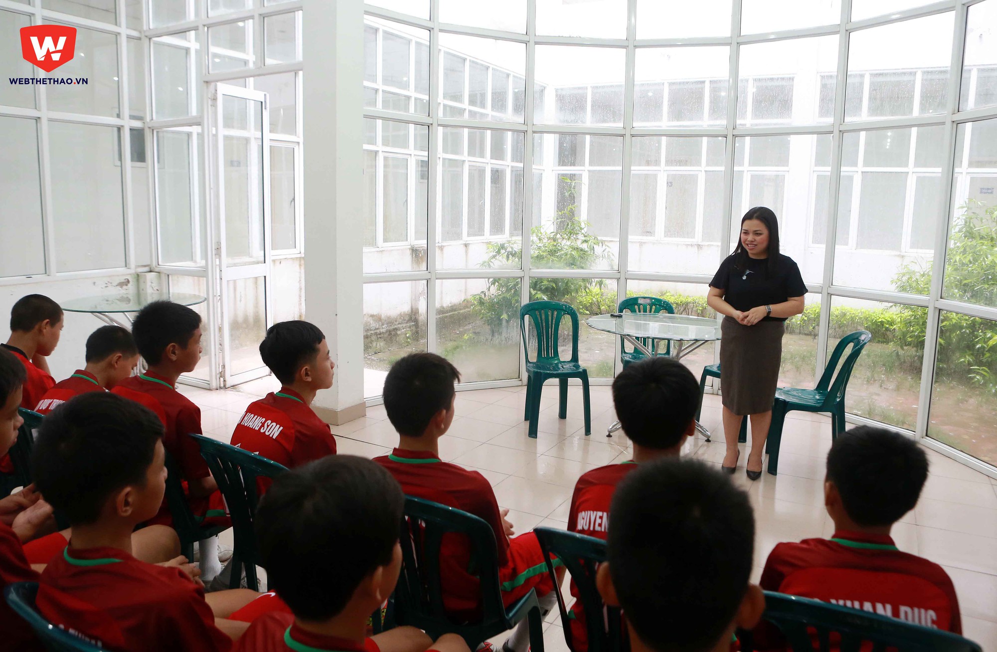 Sau giờ nghỉ trưa, toàn đội có buổi họp trước khi ra sân thi đấu. Bà Nguyễn Thu Hường, Phó TGĐ Công ty Cổ phần Thể thao 24h phát biểu chào mừng và căn rặn toàn đội.