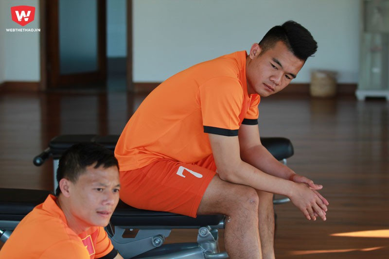 Nửa đầu buổi tập hôm nay, Thàn Lương và Hoàng Thịnh không thể tham gia khi 2 cầu thủ này có dấu hiệu sưng cổ chân sau trận đấu gặp Malaysia.