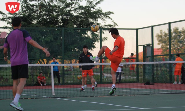 Một số cầu thủ rủ nhau dùng sân tennis, chia đội và thi đấu đối kháng.