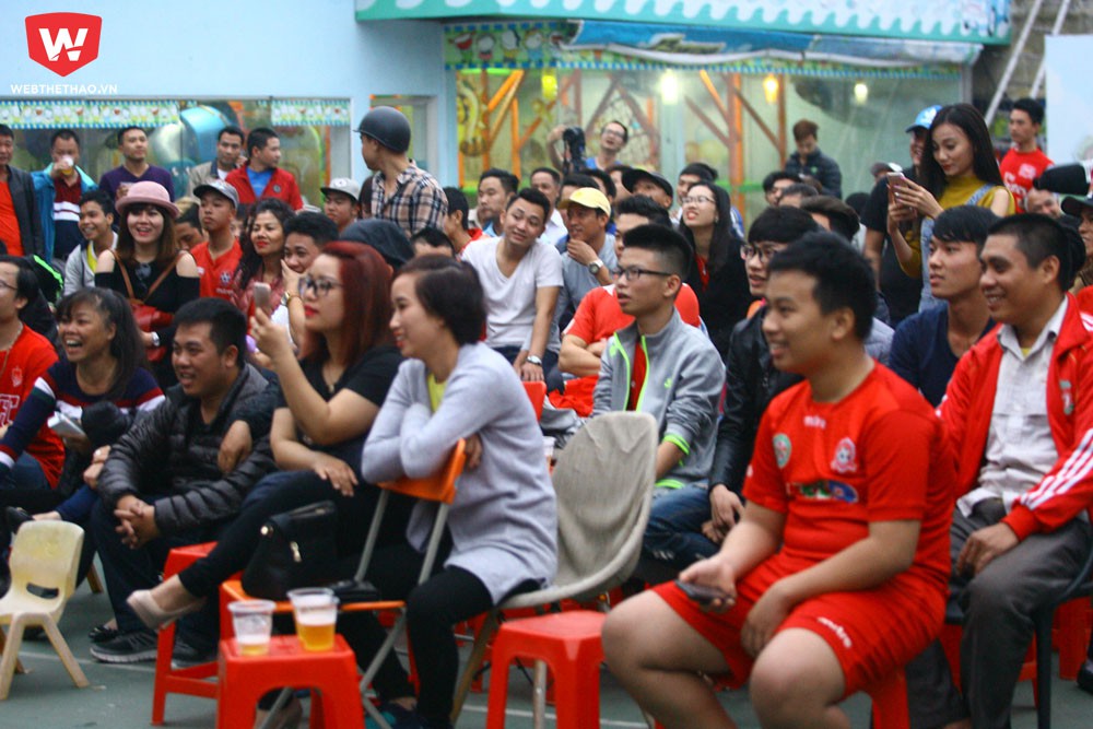 Có khoảng hơn 100 CĐV đất Cảng tập trung tại ''Fan zone'' để theo dõi đội nhà thi đấu.