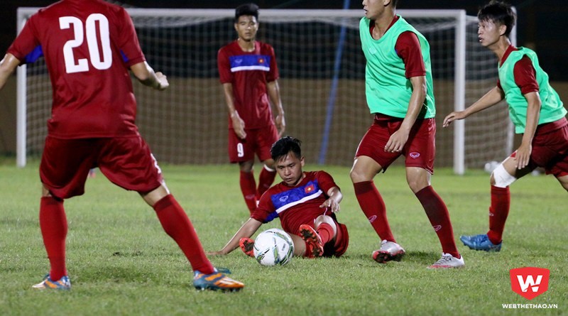 Hồ Minh Dĩ (giữa) thất thần sau một pha va chạm mạnh với đồng đội. U20 Việt Nam chưa có kế hoạch đá giao hữu tại Nha Trang. Ảnh: Quang Thịnh.