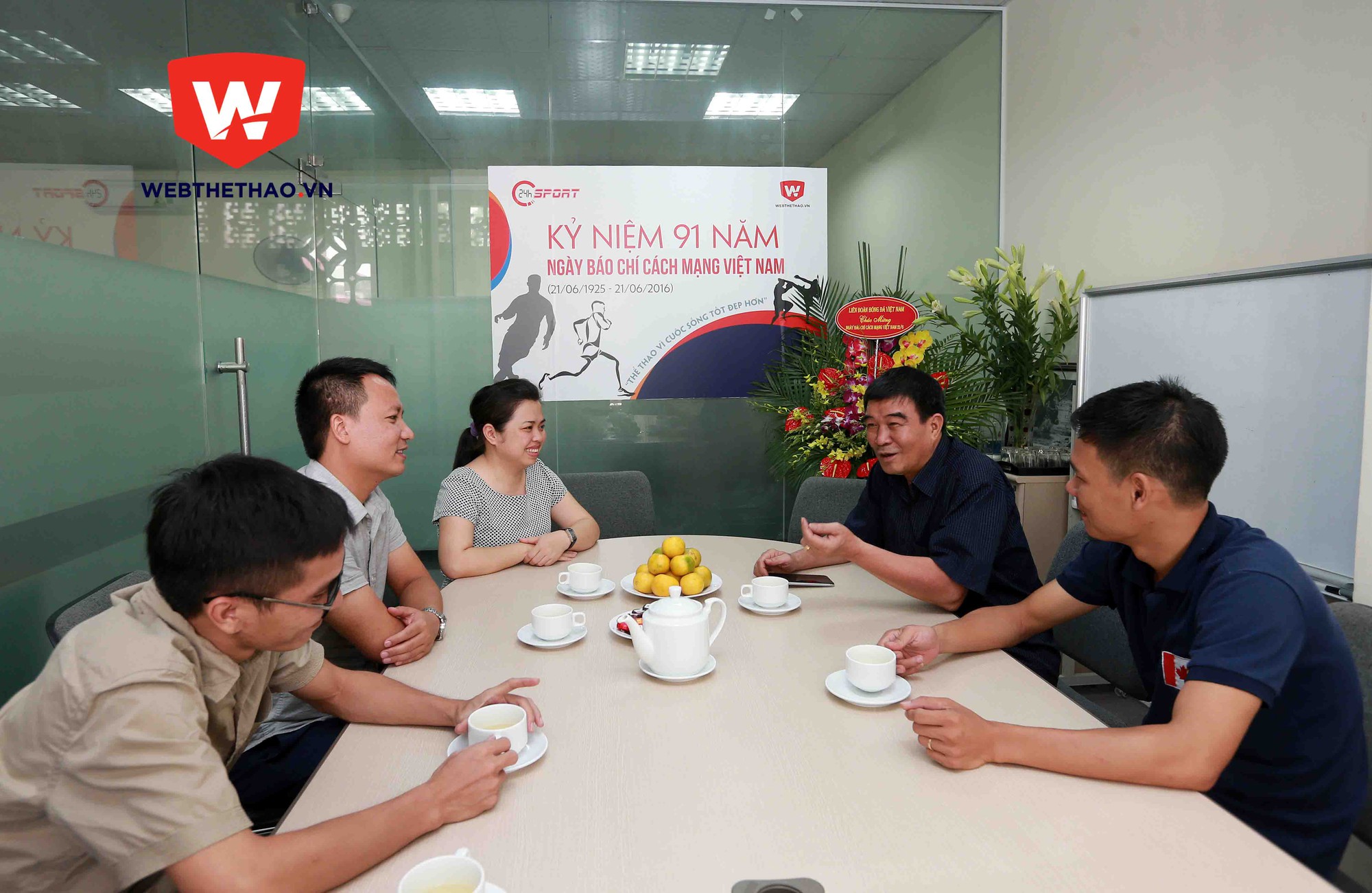 Lãnh đạo VFF trò chuyện thân mật tại buổi gặp mặt chúc mừng webthethao.vn nhân ngày 21/6. Ảnh: Hải Đăng.