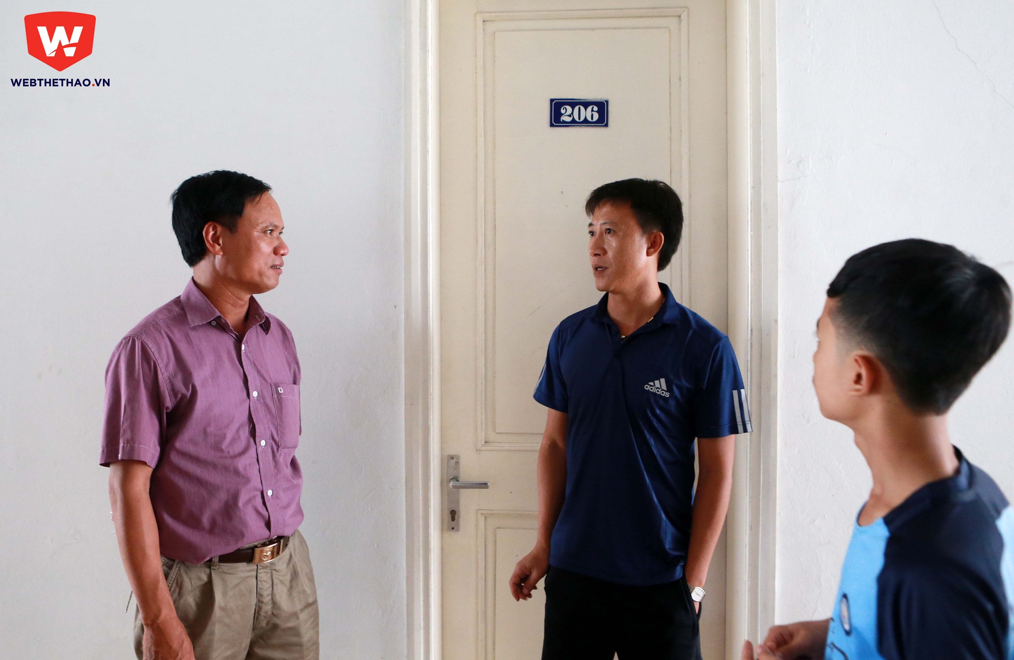 Tại Hà Nội, công tác đón VĐV cũng được tiến hành. Trong ảnh, phụ huynh em Nam Anh (THCS Ngọc Lâm, Hà Nội) trao đổi cùng HLV Thành Công. Nam Anh cũng là cầu thủ duy nhất của đơn vị chủ nhà.
