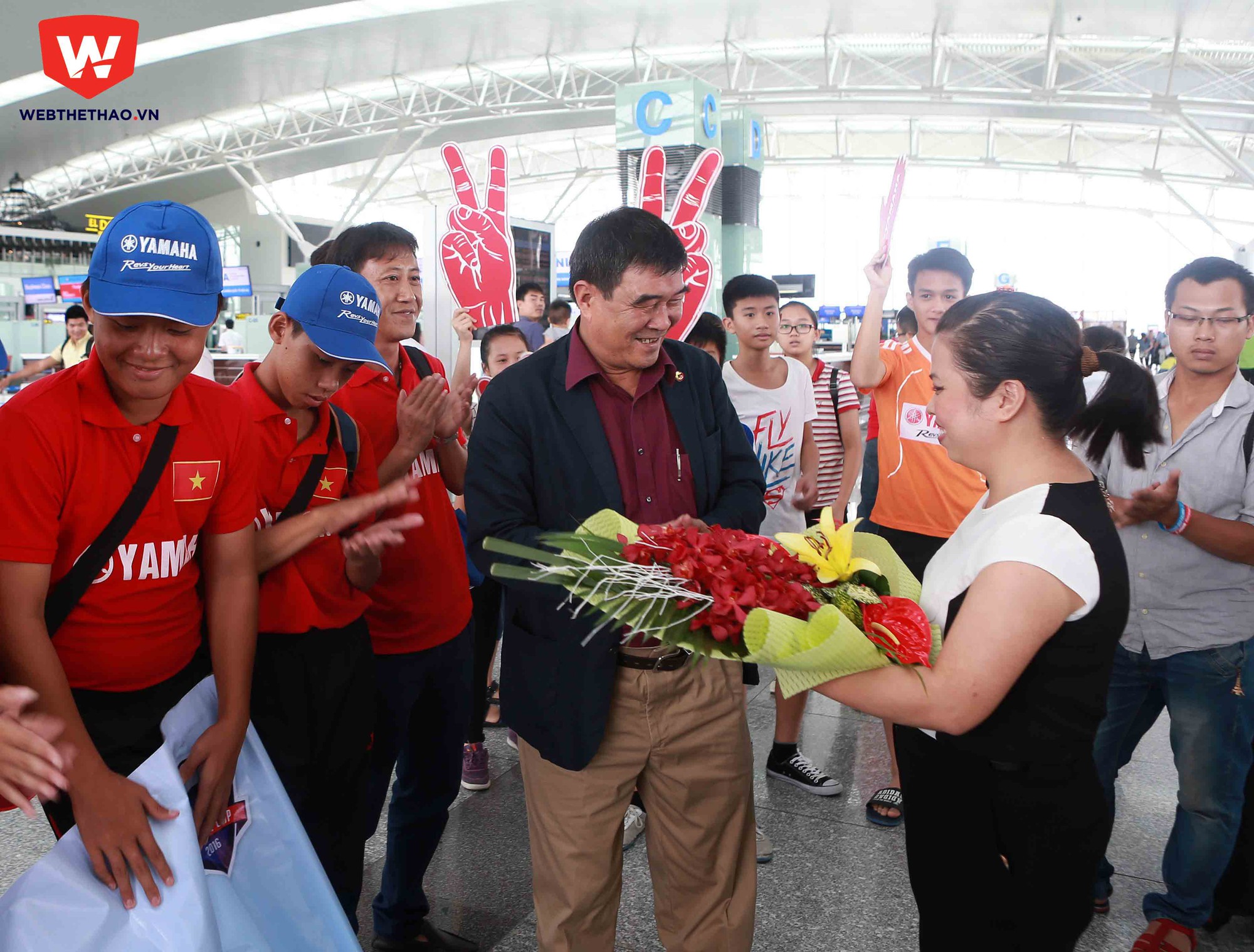 Bà Bùi Thu Hường, Phó TGĐ Công ty Cổ phần Thể thaco 24h tặng hoa và chúc cả đội lên đường may mắn.