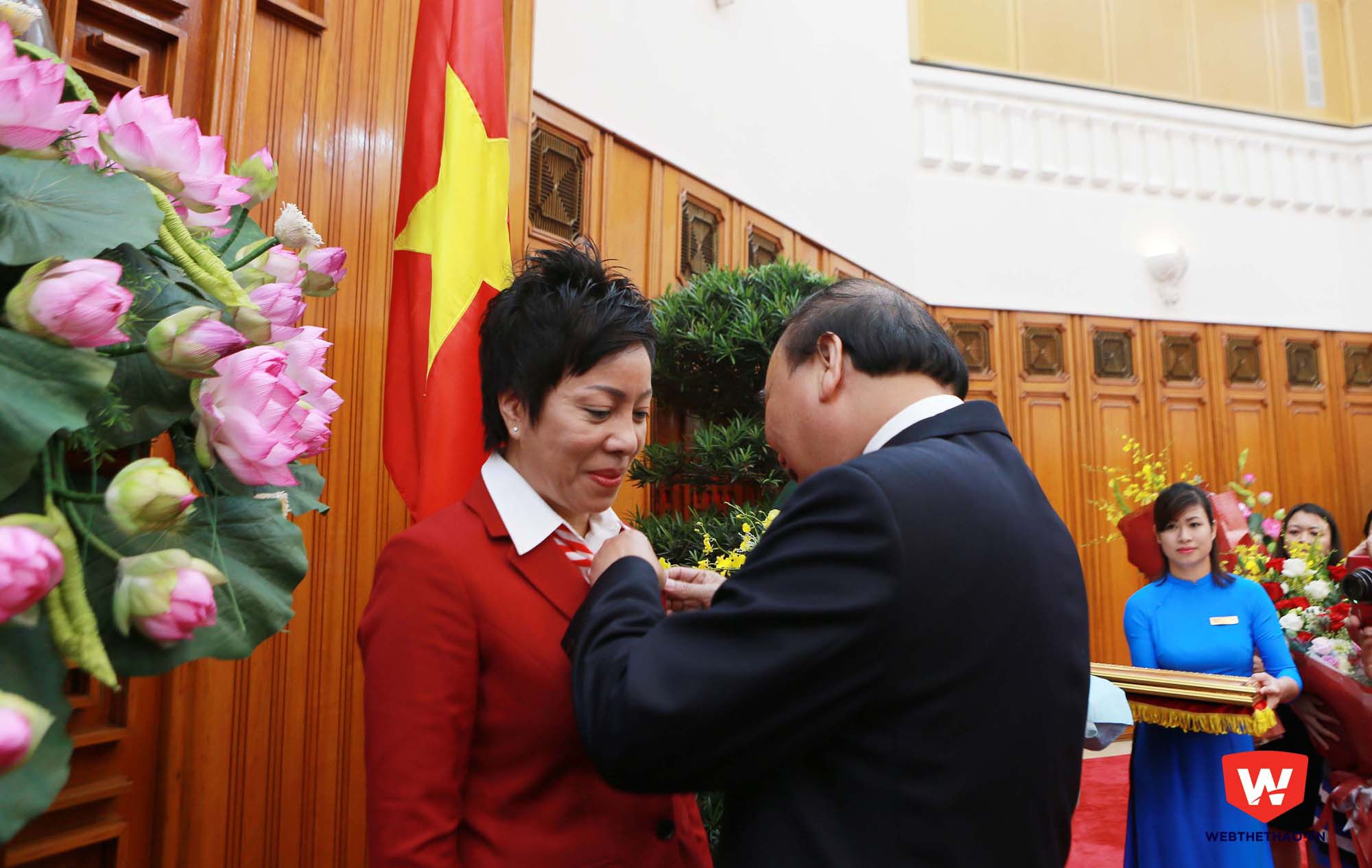 Thủ tướng trao Huân chương lao động hạng Nhì cho HLV Nguyễn Thị Nhung. Ảnh: Hải Đăng.