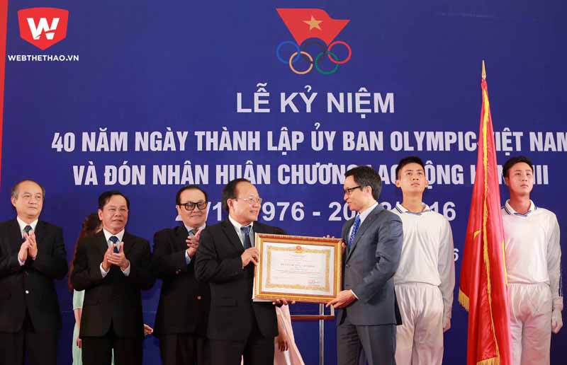 Phó thủ tướng Vũ Đức Đam trao bằng khen cho Chủ tịch Ủy ban Olympic Việt Nam Hoàng Tuấn Anh. Ảnh: Hải Đăng.