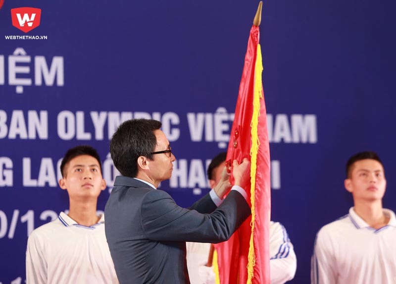 Phó thủ tướng Vũ Đức Đam trao Huân chương Lao động hạng Ba cho Ủy ban Olympic Việt Nam. Ảnh: Hải Đăng