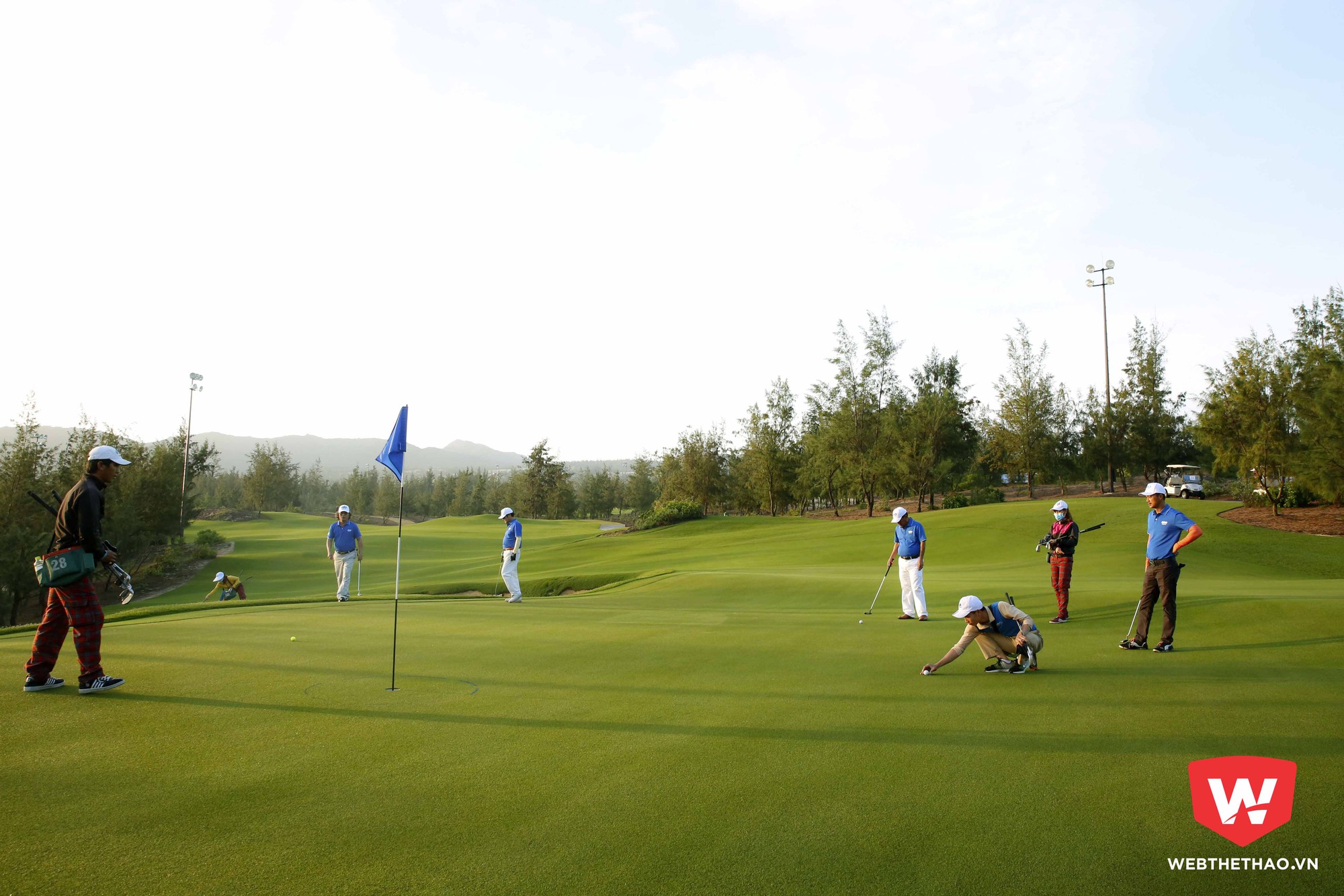 Các tay golf thi đấu trong 6 ngày gồm 3 ngày thi đấu chính thức.
