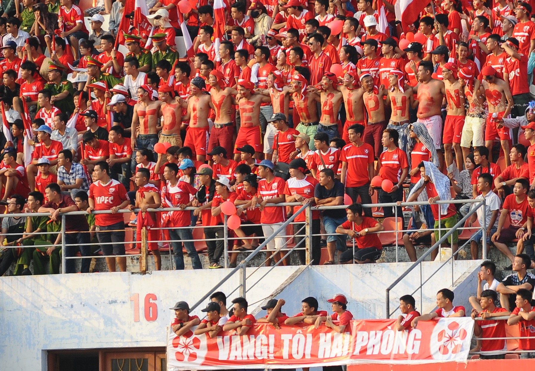 Sân Lạch Tray đang giữ kỷ lục về số lượng CĐV đến sân trọng 1 trận đấu.