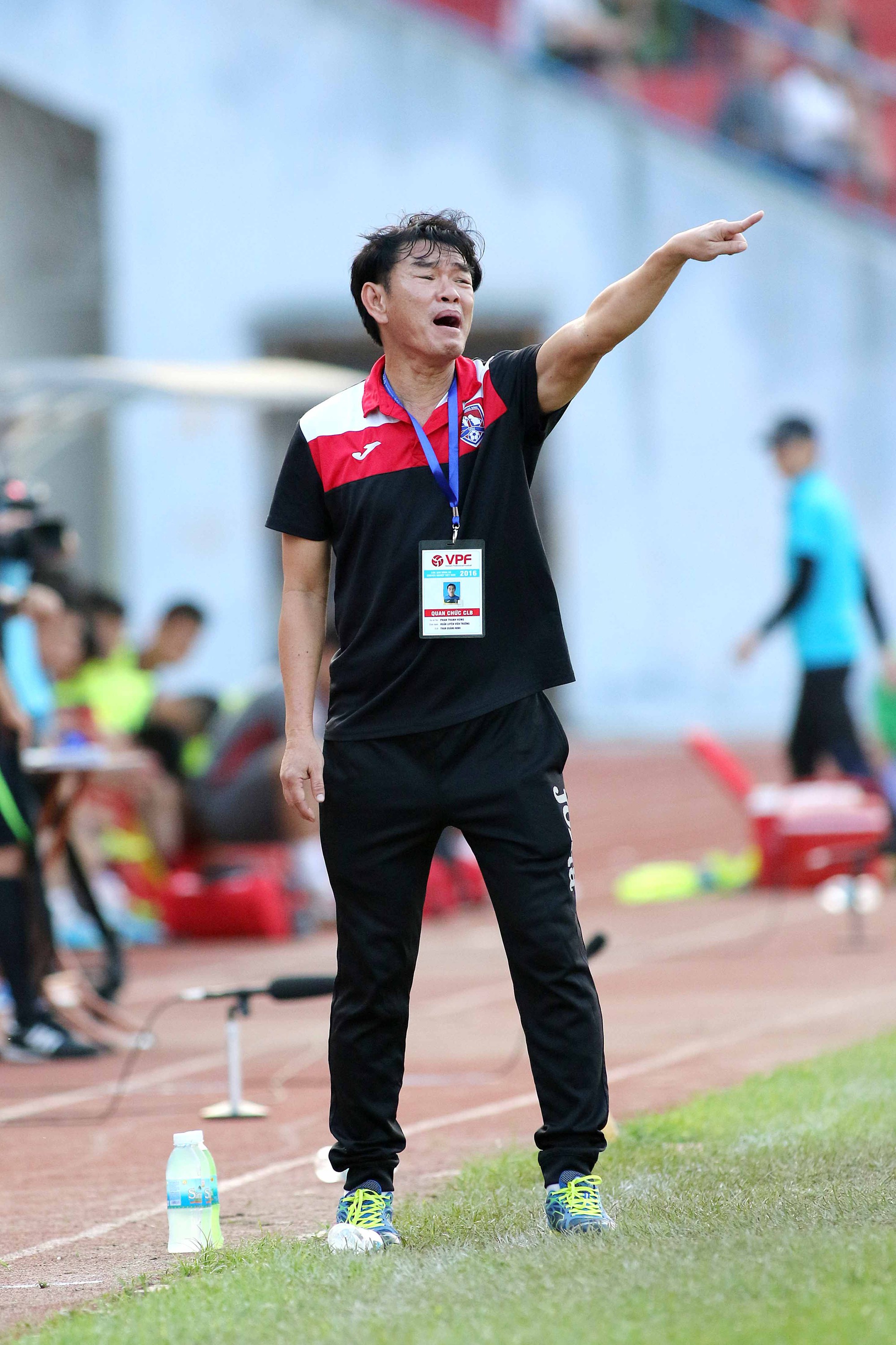HLV Phan Thanh Hùng cho rằng các cầu thủ sẽ không tự làm ảnh hưởng đến miếng cơm manh áo vì EURO. Ảnh: Tuấn Tú.