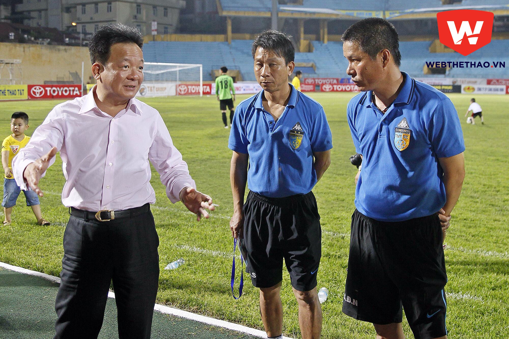 HLV Chu Đình Nghiêm (phải) đang lo lắng cho quãng thời gian thi đấu dày đặc của Hà Nội T&T. Ảnh: Tuấn Tú.