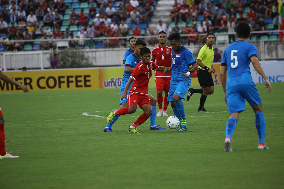 Singapore (xanh) đã vượt qua chủ nhà Myanmar dù phải thi đấu dưới áp lực của hơn 3 vạn CĐV. Ảnh: AYA Cup.
