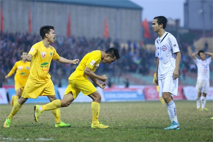 FLC Thanh Hóa (vàng) tiếp tục tận hưởng niềm vui chiến thắng tại V-League 2016