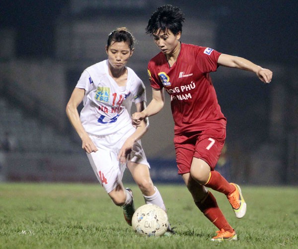 PP Hà Nam (đỏ) và Hà Nội (trắng) bất phân thắng bại ở lượt đấu cuối. Ảnh: VFF