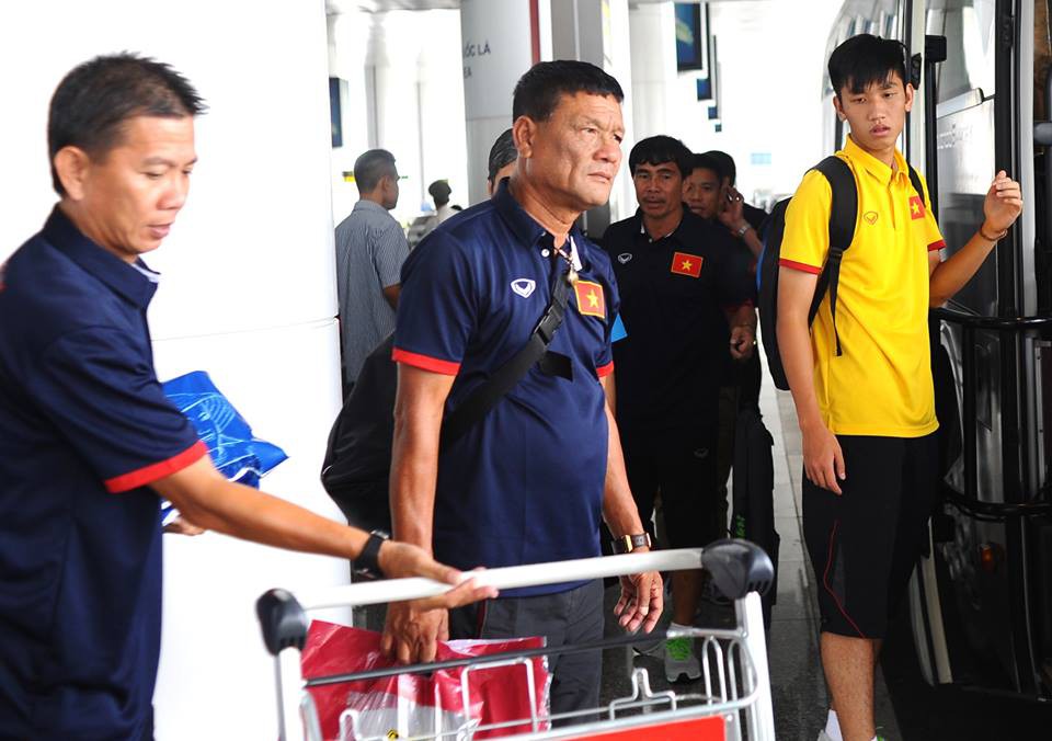 U.21 Việt Nam sắp xếp hành lý sau khi về nước.
