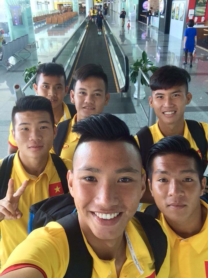 Cầu thủ U.21 Việt Nam ''tự sướng'' trước giờ lên đường. Ảnh: NVCC