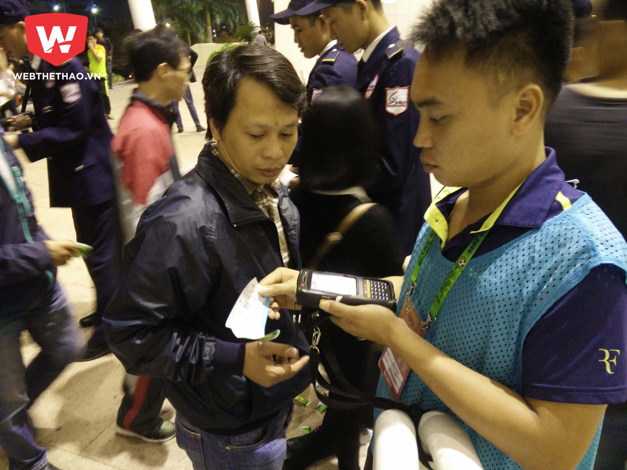 Nhân viên an ninh sử dụng máy quét xác minh vé thật nhờ hệ thống mã vạch hồi AFF Cup 2014. Ảnh: Tú Nguyễn.