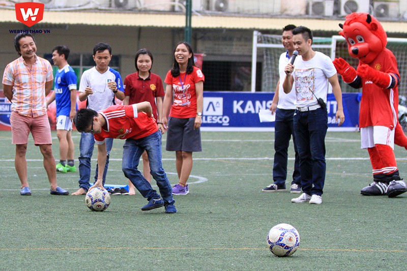 CĐV tham gia vào trò chơi ''Xoay Compa đá penalty''.