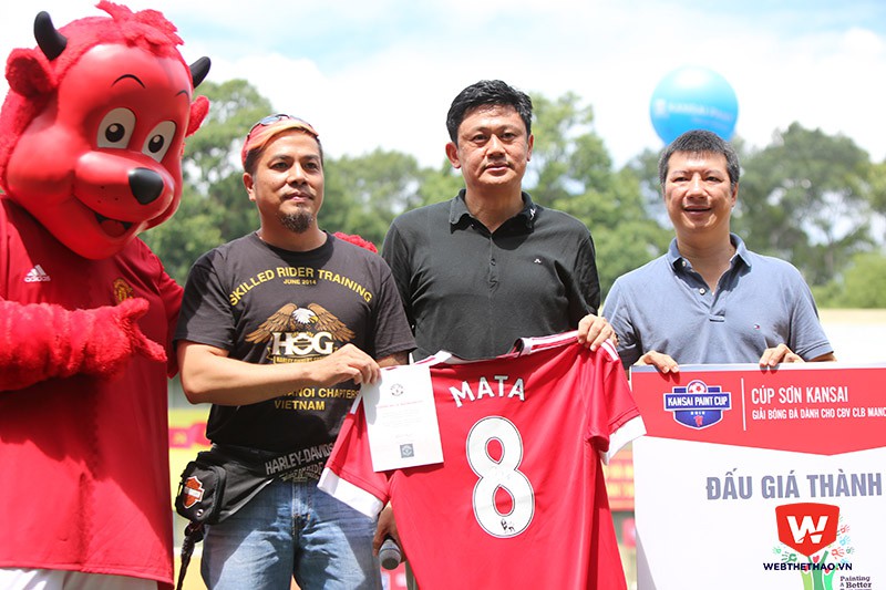 CĐV đã đấu giá thành công và sở hữu chiếc áo đấu của tiền vệ Mata với giá 6 triệu đồng.