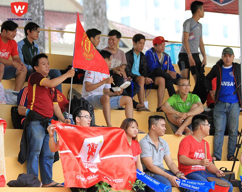 Những CĐV của quỷ đỏ tại Việt Nam đến sân cỗ vũ cho đội bóng của mình.